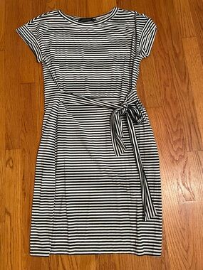 Striped short sleeve t-shirt dress with tie waist size medium